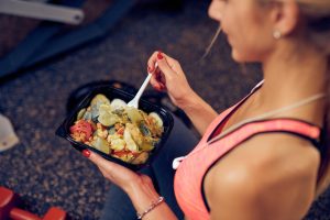 Como adotar uma alimentação saudável e acessível no dia a dia