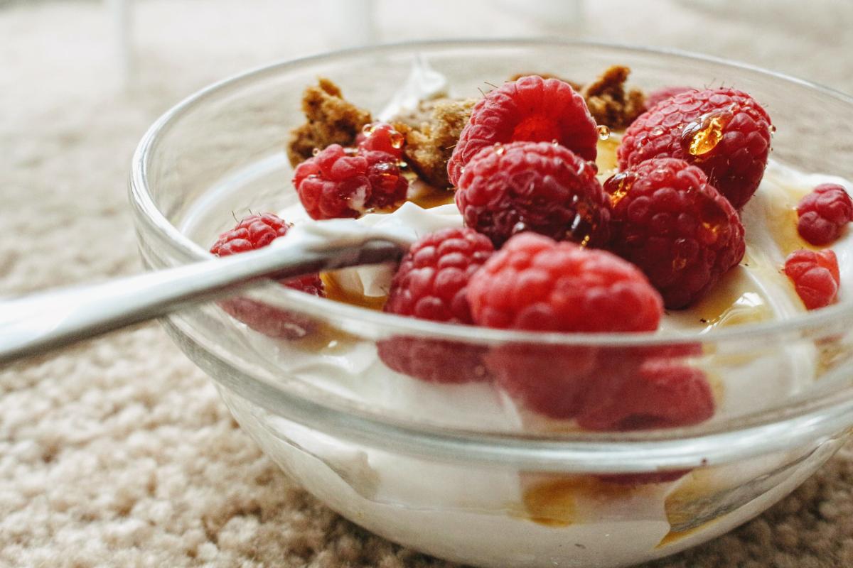 Bowl de iogurte natural com frutas vermelhas e granola